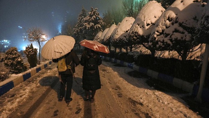 Musim Salju Redakan Kekeringan Berkepanjangan di Iran People enjoy their time as snow falls at mountainous Tochal Sport and Recreational Complex in northern Tehran, Iran, Saturday, Dec. 24, 2022. The snow and rain brought happiness to many people who were worried about lack of water in Iran, the country which has suffered decades-long drought. In recent weeks authorities have frequently warned about decreasing level of water behind dams across the country especially around the capital Tehran. (AP Photo/Vahid Salemi)