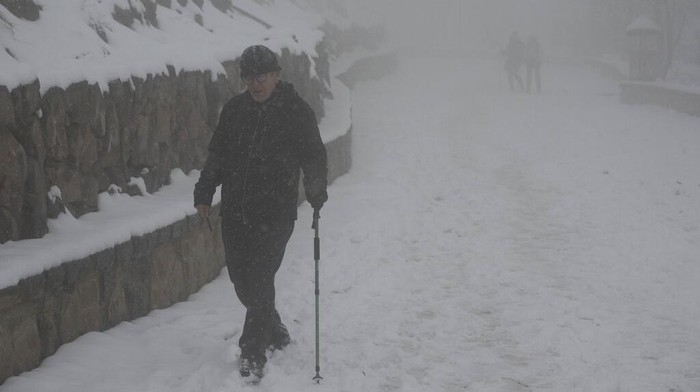 Musim Salju Redakan Kekeringan Berkepanjangan di Iran People enjoy their time as snow falls at mountainous Tochal Sport and Recreational Complex in northern Tehran, Iran, Saturday, Dec. 24, 2022. The snow and rain brought happiness to many people who were worried about lack of water in Iran, the country which has suffered decades-long drought. In recent weeks authorities have frequently warned about decreasing level of water behind dams across the country especially around the capital Tehran. (AP Photo/Vahid Salemi)