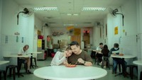 Salah satu momen prewedding Nex Carlos juga bertemakan kuliner. Ini momen Nex Carlos dan kekasih berpose mesra sambil menikmati hidangan di kedai. Foto: Instagram @nexcarlos