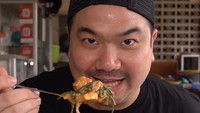 Nex Carlos juga suka mengunjungi kuliner legendaris. Seperti warung Gado-gado Ci Yenny di Tangerang yang telah berjualan selama 20 tahun lebih. Foto: Instagram @nexcarlos