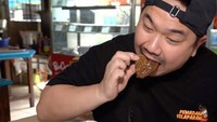 Kuliner Kelapa Gading juga terkenal lezat. Nex Carlos sempat mencoba babi panggang di warung bernama Bee Cap Hoo yang memiliki racikan babi panggang asam Jawa. Foto: Instagram @nexcarlos