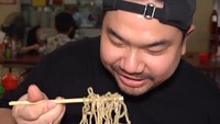 YouTuber Nex Carlos sering membagikan rekomendasi tempat makan Bakmi yang enak. Salah satunya Bakmi Ayam Kampung DB (Dua Bersaudara). Ia tampak menikmati semangkuk bakmi ayam kampung yang gurih sedap itu. Foto: Instagram @nexcarlos