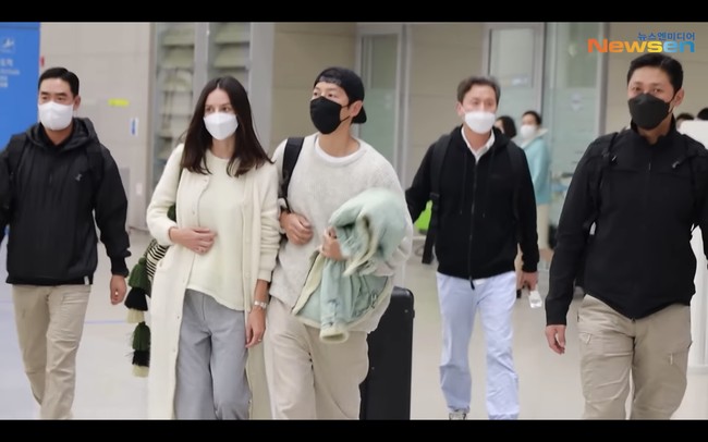 Dan setelah menyelesaikan jadwalnya dan tiba di Korea Selatan, Song Joong Ki terlihat bersama kekasihnya memakai baju serasi. Foto: dok. YouTube Newsen