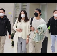 Dan setelah menyelesaikan jadwalnya dan tiba di Korea Selatan, Song Joong Ki terlihat bersama kekasihnya memakai baju serasi. Foto: dok. YouTube Newsen