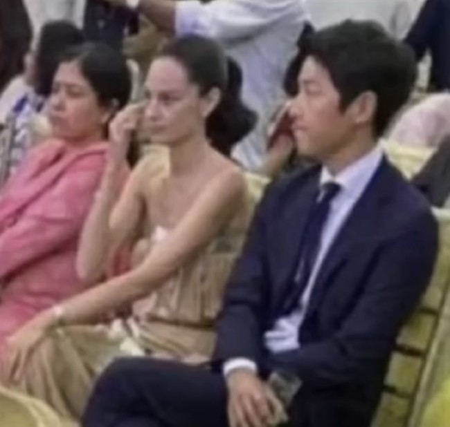 Song Joong Ki memacari seorang wanita asal Inggris. Hubungan asmaranya telah dikonfirmasi oleh pihak agensi HighZium Studio hari ini, Senin (26/12/2022). Foto: dok. TikTok @neomuwoo