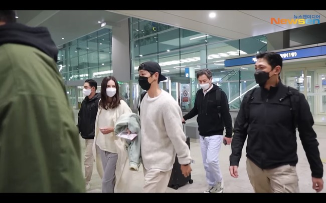 Wanita tersebut sempat disangka guru les bahasa Inggris Song Joong Ki oleh penggemar untuk project film terbarunya. Foto: dok. YouTube Newsen