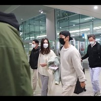 Wanita tersebut sempat disangka guru les bahasa Inggris Song Joong Ki oleh penggemar untuk project film terbarunya. Foto: dok. YouTube Newsen