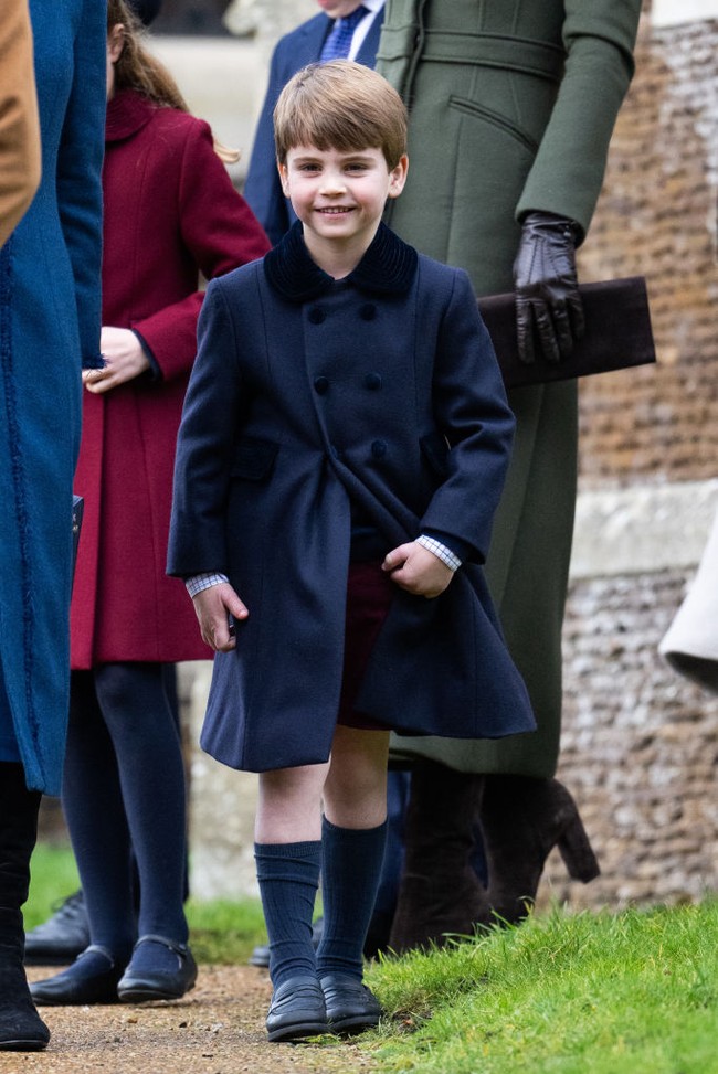 Putra bungsu Pangeran William dan Kate Middleton ini tampil stylish mengenakan coat warna navy yang dipadu kaus kaki dan sepatu hitam. Foto: Getty Images