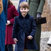 Putra bungsu Pangeran William dan Kate Middleton ini tampil stylish mengenakan coat warna navy yang dipadu kaus kaki dan sepatu hitam. Foto: Getty Images