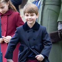 Di balik coat warna navy tersebut, pangeran berusia 4 tahun ini mengenakan baju yang juga berwarna navy dan celana pendek merah marun. Celana pendek yang dikenakannya senada dengan busana kakaknya, Putri Charlotte. Foto: Getty Images