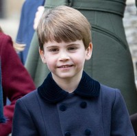 Pangeran Louis kembali memperlihatkan polah menggemaskan, layaknya anak-anak seusianya. Dia kerap kali menebar senyum saat berjalan menuju Gereja St. Mary Magdalene. Foto: Getty Images