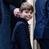 Senyum manis juga ditunjukkannya saat hendak memasuki gereja. Ia tampak menikmati momen kebersamaan dengan berkumpulnya seluruh anggota kerajaan. Foto: Getty Images