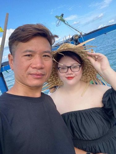 Pasangan beda usia, Tran Thi Thu Huong dan Nguyen Duon, viral di media sosial.