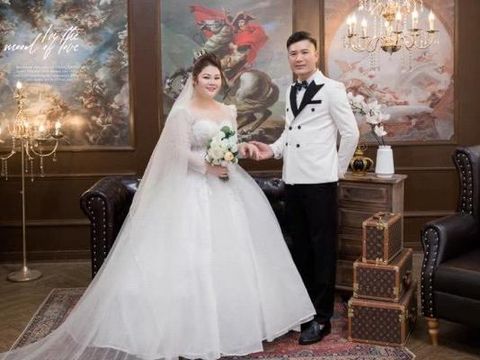 Pasangan beda usia, Tran Thi Thu Huong dan Nguyen Duon, viral di media sosial.