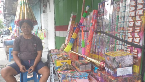 Salah satu pedagang terompet dan kembang api di Jalan Diponegoro, Singaraja.