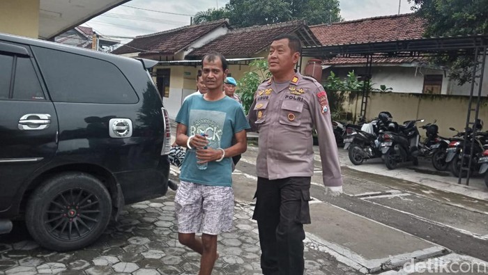 Pelaku pembacokan bapak kandung di Kediri saat diamankan