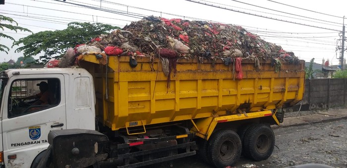 Pemkot Depok mulai angkut sampah menggunung di Pasar Kemiri Muka (Devi-detikcom)