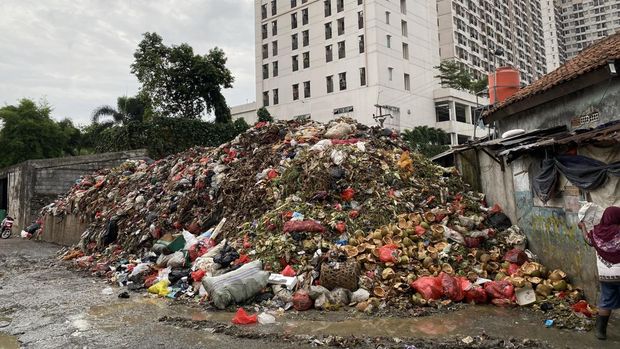 Pemkot Depok mulai angkut sampah menggunung di Pasar Kemiri Muka (Devi-detikcom)