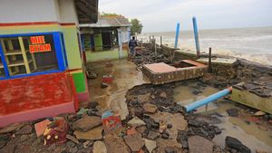 Penampakan Bangunan Rusak Akibat Gelombang Tinggi di Indramayu