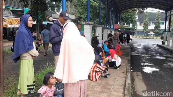 Penumpang menunggu bus di Terminal Ciamis