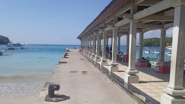 Penyeberangan fast boat melalui Dermaga Rakyat Pelabuhan Padangbai, Karangasem, menuju Gili Trawangan, NTB ditutup sementara akibat cuaca buruk.