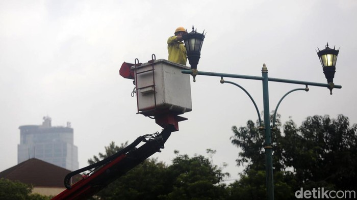 Perbaikan Lampu Jalan Petugas Suku Dinas Bina Marga melakukan perawatan lampu jalan atau dikenal juga sebagai Penerangan Jalan Umum (PJU) di Jalan Imam Bonjol, Jakarta Pusat, Senin (26/12/2022). Perawatan itu meliputi perbaikan jaringan dan penggantian lampu yang mati. Hal ini dilakukan untuk memberikan penerangan dan kenyamanan bagi pengguna jalan.