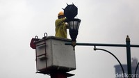 Jika ada lampu yang mati, petugas akan langsung menggantinya.  
