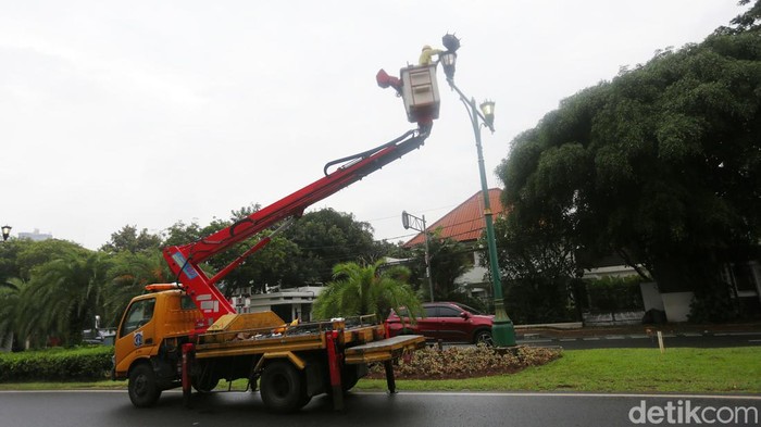 Perbaikan Lampu Jalan Petugas Suku Dinas Bina Marga melakukan perawatan lampu jalan atau dikenal juga sebagai Penerangan Jalan Umum (PJU) di Jalan Imam Bonjol, Jakarta Pusat, Senin (26/12/2022). Perawatan itu meliputi perbaikan jaringan dan penggantian lampu yang mati. Hal ini dilakukan untuk memberikan penerangan dan kenyamanan bagi pengguna jalan.