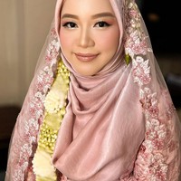 Diera tampil memesona dan flawless berkat riasan makeup dari @victoria_makeupatelier. Riasan makeup tanpa menggunakan bulu mata namun berhasil membuat Diera terlihat pangling. Wedding makeup tanpa bulu mata. This is my very first time! My super humble bestfriend, yet a very famous photographer but the one who the most support me and especially trust me to do her makeup in her very big day! Ini pengalaman pertama aku makeup tanpa bulu mata, tapi semoga suka ya kaka sayang @dierabachir doa aku selalu bahagia menyertai kaka dan ka abdi sekeluarga smpai kelak keturunan nanti amin amin amin. Peluk kenceng, tulis akun @victoria_makeupatelier. Foto: Dok. Instagram @victoria_makeupatelier.