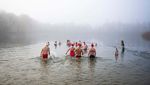 Pertahankan Tradisi Natal, Orang-orang Ini Berenang di Danau yang Membeku