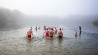 Mereka berenang di Danau Orankesee pada Minggu 25 Desember 2022.