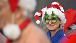 Pertahankan Tradisi Natal, Orang-orang Ini Berenang di Danau yang Membeku