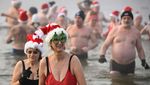 Pertahankan Tradisi Natal, Orang-orang Ini Berenang di Danau yang Membeku