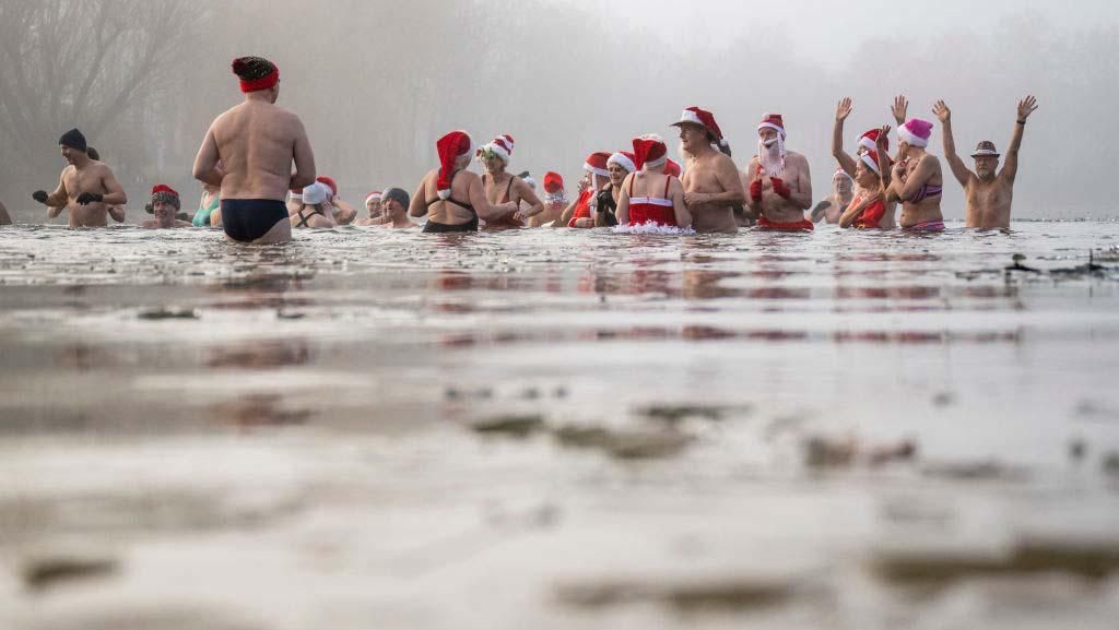Pertahankan Tradisi Natal, Orang-orang Ini Berenang di Danau yang Membeku