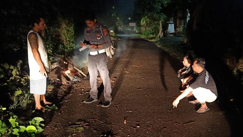 Petugas kepolisian saat melakukan olah TKP kecelakaan di Banjar Dinas Bengkel, Desa Antiga Kelod, Kecamatan Manggis, Kabupaten Karangasem, Minggu (25/12/2022).
