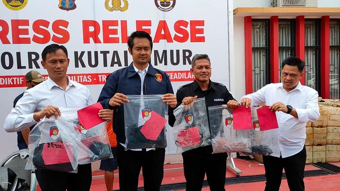 Polres Kutai Timur rilis kasus pembunuhan wanita yang ditemukan tewas di kolam.