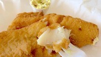 Meskipun Fish and Chips nya sangat renyah diluar, tetapi daging ikannya masih sangat lembut. Foto: onlyinurstate.com