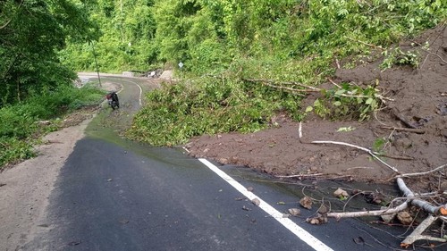 Potret tanah longsor yang terjadi di jalan Kabupaten Sumbawa Barat, Nusa Tenggara Barat (NTB).