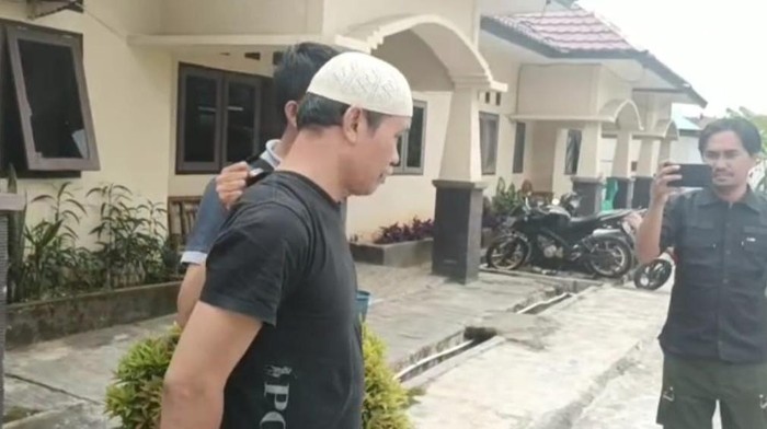 Pria yang ngaku keponakan Gubernur Bengkulu, SS saat digiring polisi