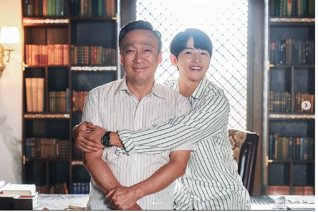Lawan main Song Joong Ki dalam drama Korea Reborn Rich ini membuat penonton merinding dengan aktingnya. Selanjutnya Lee Sung Min akan membintangi drakor Disney+ Shadow Detective. Foto: Dok. JTBC