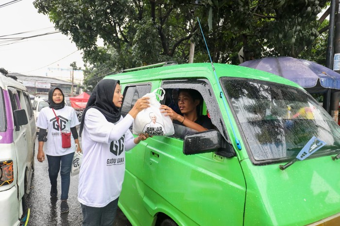 Relawan Ganjar Bagi-bagi Sembako