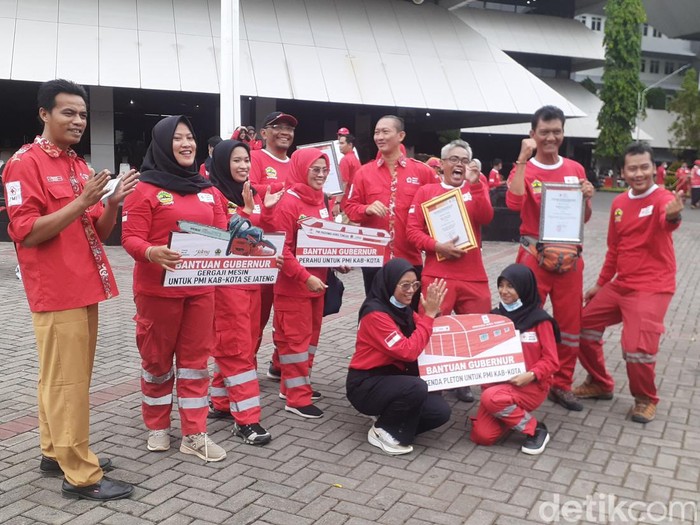 Relawan PMI Kota Semarang saat acara penyerahan bantuan di Kantor Gubernur Jawa Tengah, Semarang, Senin (26/12/202)