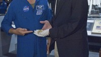 Replika medali Nobel Fisika 2006 yang diberikan ke kosmolog John Mather dan George Smoot. Dua ilmuwan itu diberikan Nobel Fisika karena mengukur energi radiasi yang tersisa dari Big Bang dengan satelit. Pemenang Hadiah Nobel diberikan beberapa salinan dari penghargaan mereka, dan Mather, yang saat ini adalah ilmuwan proyek senior untuk program Teleskop Luar Angkasa James Webb NASA, menerima tiga. Dua diberikan ke badan antariksa, dan satu diberikan ke National Air and Space Museum.Untuk menghormati Mather, rekannya Piers Sellers, seorang astronot, mengatur agar replika yang diberikan ke museum diterbangkan pada salah satu misi pesawat ulang-alik terakhir. Sekembalinya ke Bumi, replika itu diserahkan kembali ke Mather dan museum.Foto: (NASA/Paul E. Alers)