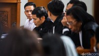 Eliezer didakwa melanggar Pasal 340 KUHP subsider Pasal 338 KUHP juncto Pasal 55 ayat 1 ke-1 KUHP.