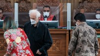 Guru besar filsafat moral Emeritus Sekolah Tinggi Filsafat Driyarkara di Jakarta itu mengatakan ada budaya laksanakan yang tidak mungkin tidak ditaati oleh Eliezer yang pangkatnya jauh lebih rendah di polisi.