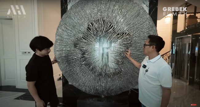 Masuk ke bagian dalam disambut dengan sebuah pajangan seni dari besi yang dibeli oleh Eko saat berada di Bali. Eko menjelaskan jika pajangan tersebut jika dilihat dari jauh akan terlihat seperti matahari, sementara bagian dalamnya berbentuk menyerupai bintang. Foto: YouTube/AH
