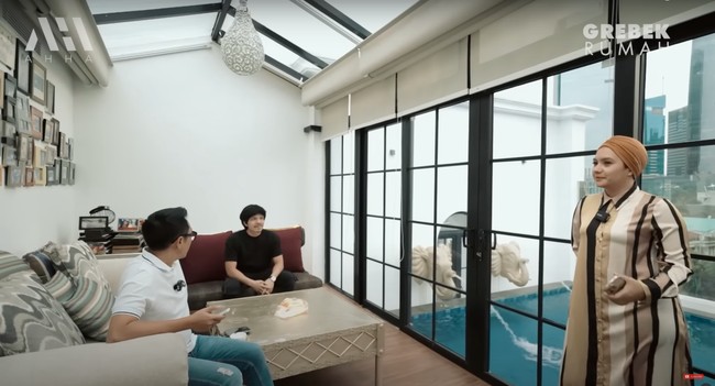 Di samping kolam renangnya juga terdapat ruangan yang terbuat dari atap dan pintu-pintu kaca. Ruangan tersebut bisa disesuaikan dengan keadaan cuaca dii luar. Untuk menghalau sinar matahari maka tirai-tirai penutupnya bisa diturunkan. Foto: YouTube/AH