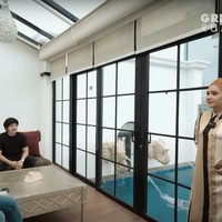 Di samping kolam renangnya juga terdapat ruangan yang terbuat dari atap dan pintu-pintu kaca. Ruangan tersebut bisa disesuaikan dengan keadaan cuaca dii luar. Untuk menghalau sinar matahari maka tirai-tirai penutupnya bisa diturunkan. Foto: YouTube/AH