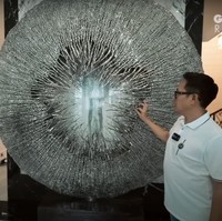 Masuk ke bagian dalam disambut dengan sebuah pajangan seni dari besi yang dibeli oleh Eko saat berada di Bali. Eko menjelaskan jika pajangan tersebut jika dilihat dari jauh akan terlihat seperti matahari, sementara bagian dalamnya berbentuk menyerupai bintang. Foto: YouTube/AH