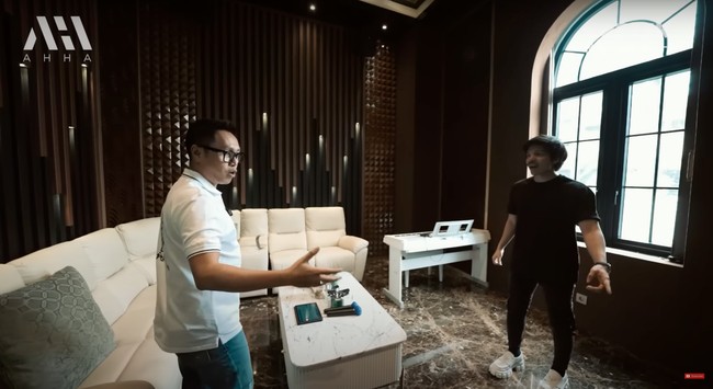 Di bagian depan rumahnya juga terdapat ruang tamu yang tampak begitu nyaman. Eko menjelaskan jika ruangan tersebut juga bisa dipakai untuk karaoke. Tak hanya dilengkapi dengan 2 mic seperti di ruangan karaoke, di dalam ruang tersebut juga terdapat sebuah alat musik organ berwarna putih. Foto: YouTube/AH